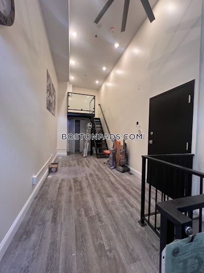 Allston Newly Renovated 1 bed 1 bath available NOW on Commonwealth Ave in Boston!  Boston - $2,900 No Fee