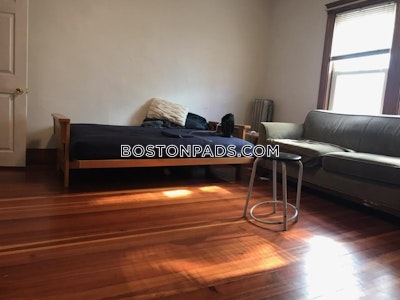 Medford Spacious 3 Bed 1 bath available 6/1 on Bowdoin St in Medford!!   Tufts - $4,388 No Fee