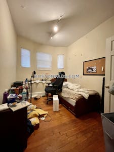 Brookline 3 Beds 1 Bath  Boston University - $4,900 No Fee