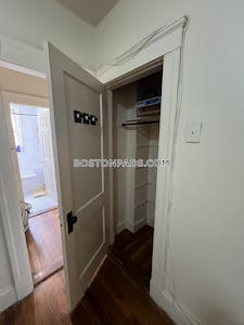 Brookline 3 Beds 1 Bath  Boston University - $4,000 No Fee